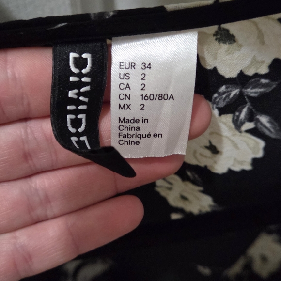 Floral Black and White Women's Top - Picture 6 of 8